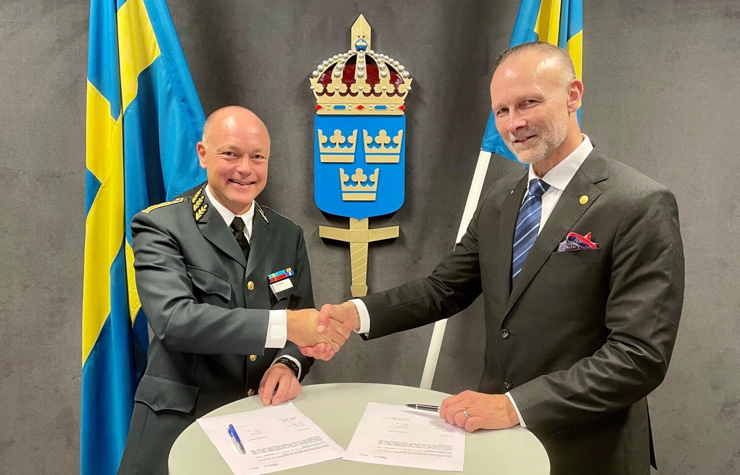 Johan Pekkari, chef vid Försvarsstabens strategienhet signerar en avsiktsförklaring om fördjupat samarbete med Martin Bergö, prorektor vid Karolinska Institutet.