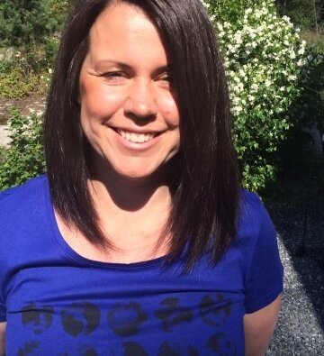 Porträtt av kvinna i blå tröja.