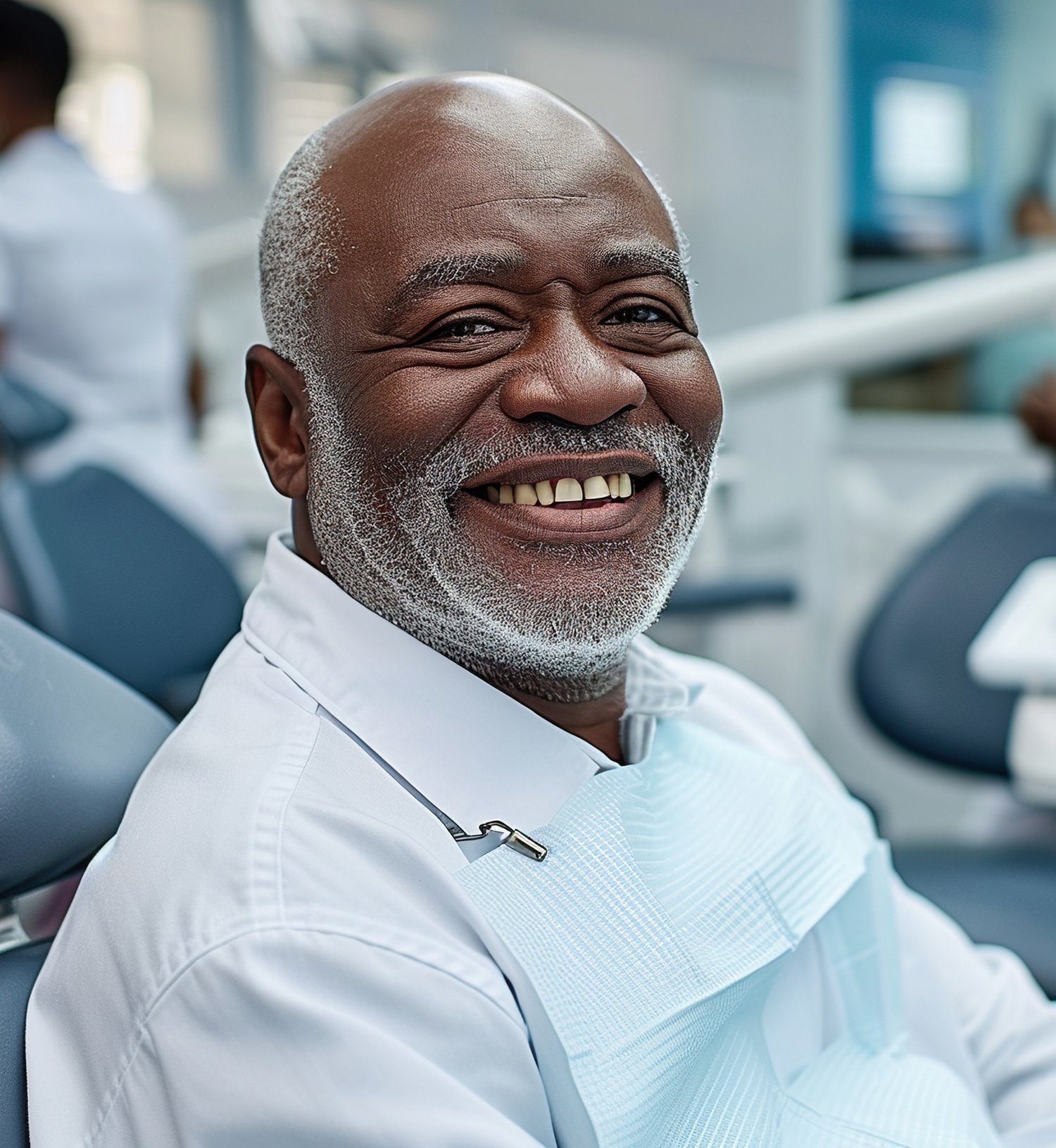 Pensionär, svart man sitter i tandläkarstol