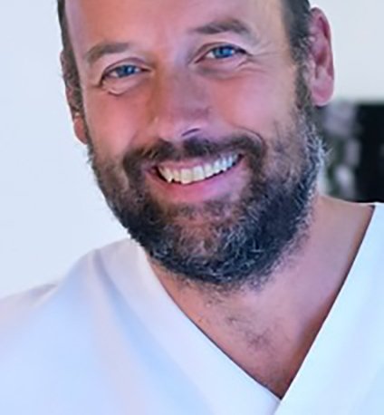 Porträttbild av Torbjörn i sjukhusmiljö.