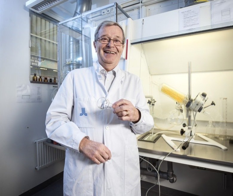Picture on Tore Curstedt smiling while wearing a white doctor's robe.