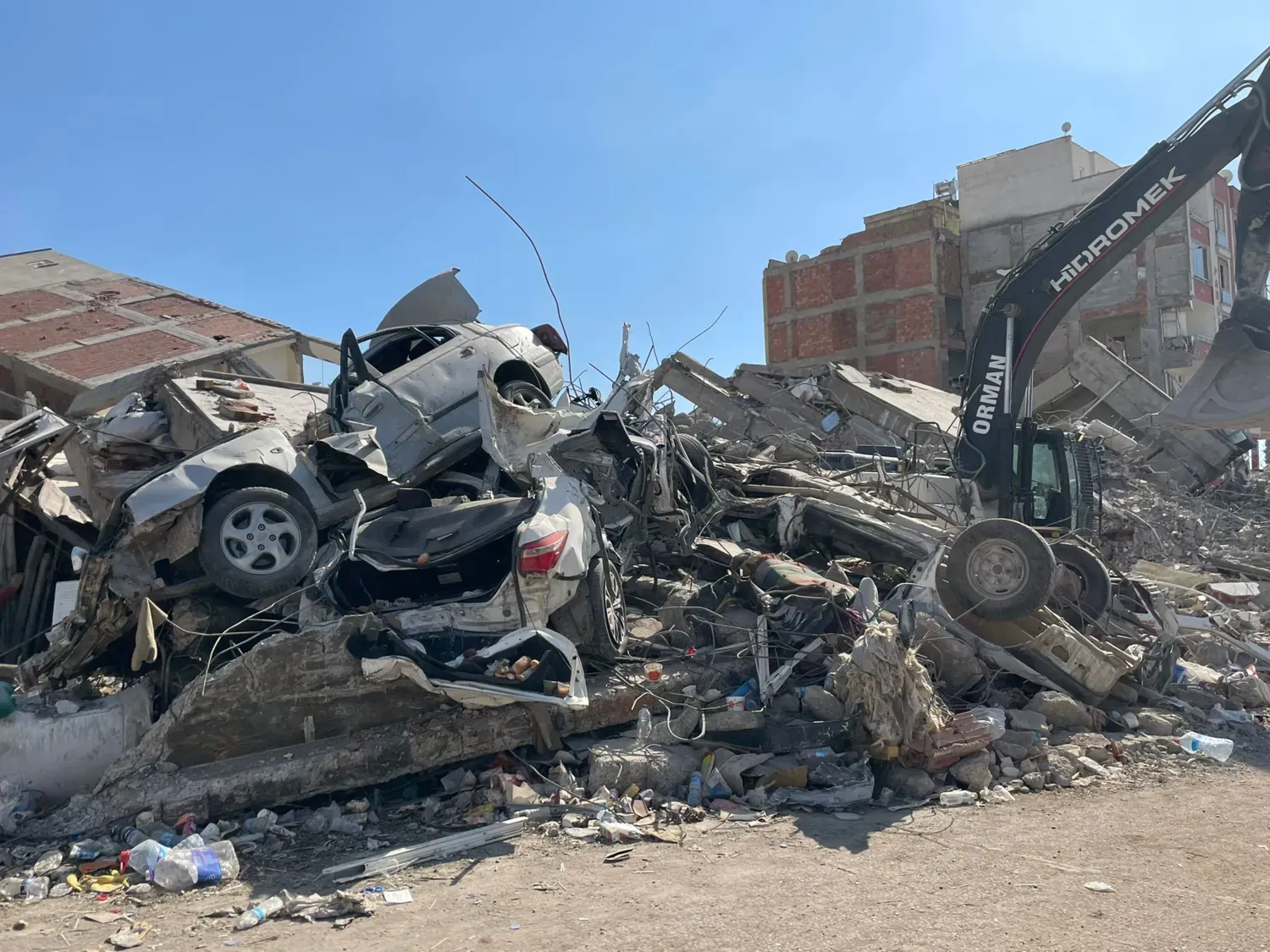 Raserade hus och en bild på en gata