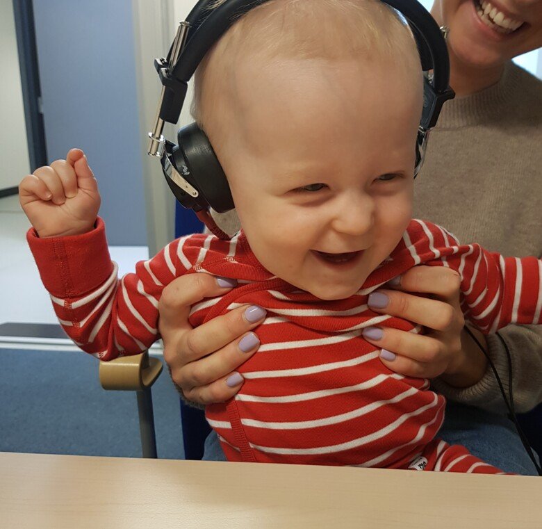 Glad pojke med hörlurar