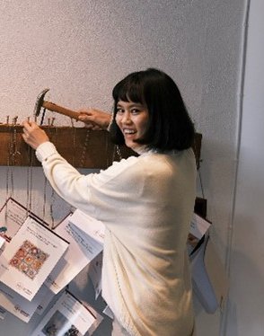 Doktoranden offentliggör sin avhandling genom spikning