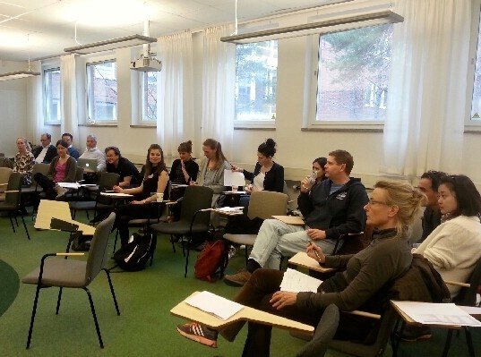 Flera forskare i ett konferensrum