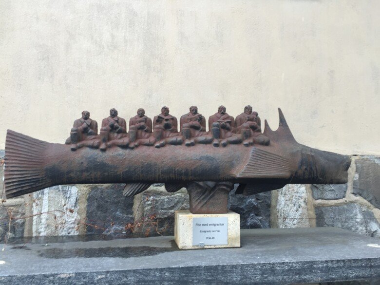 Skulptur från Millesgården, Fisk med emigranter