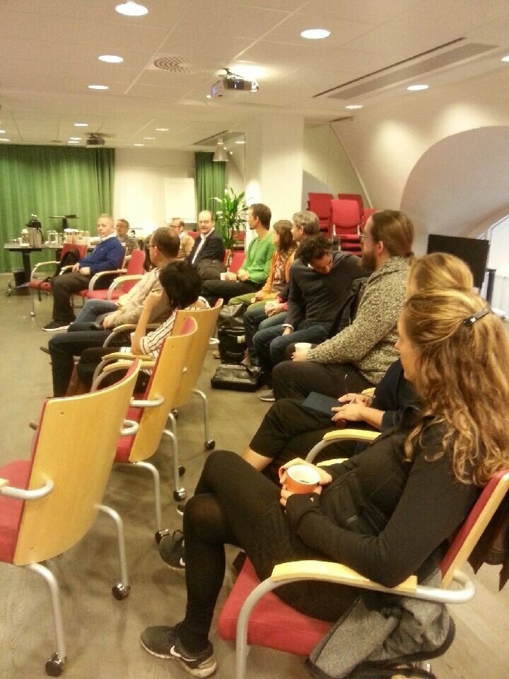 Flera forskare i ett konferensrum.