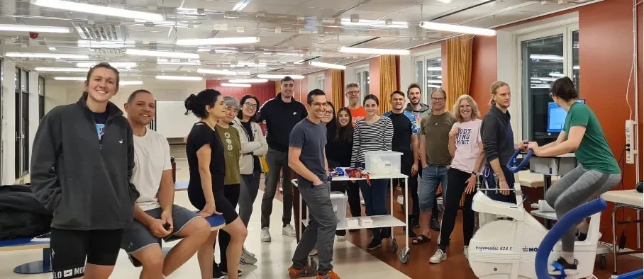 en stor grupp människor i labmiljö