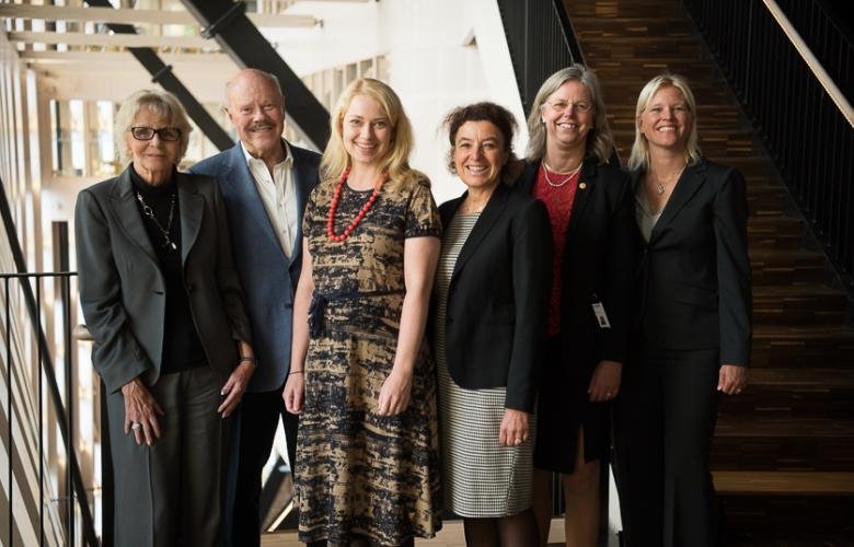 Familjen Lundblad tillsammans med forskarna.