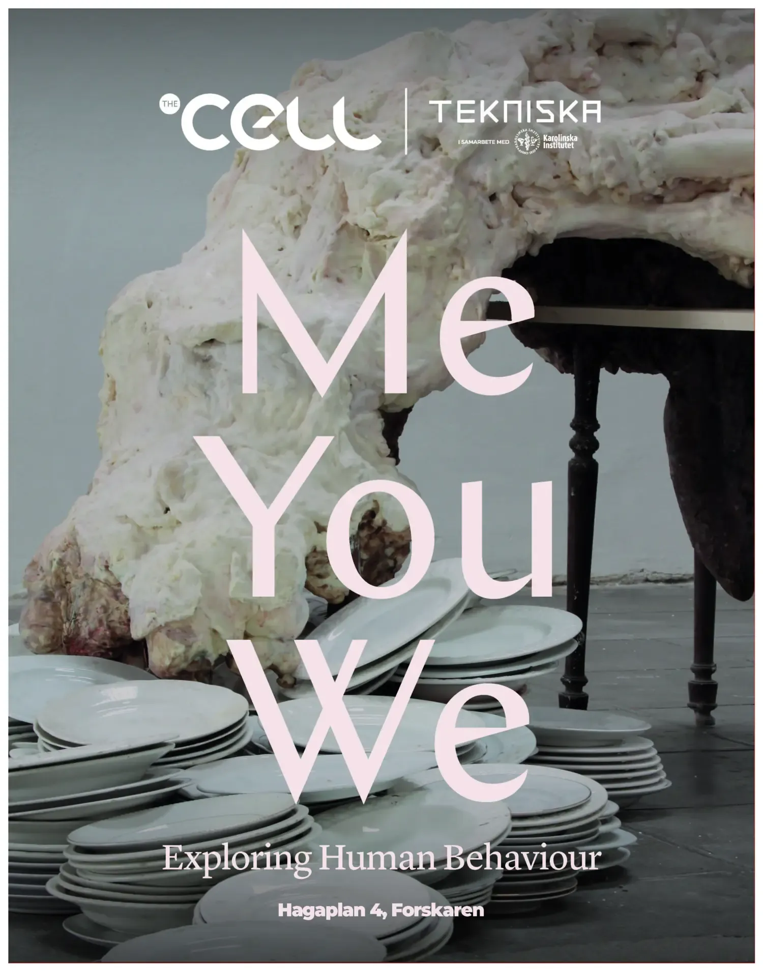 Utställningsaffisch från The Cell, med bland annat vita tallrikar av porslin.