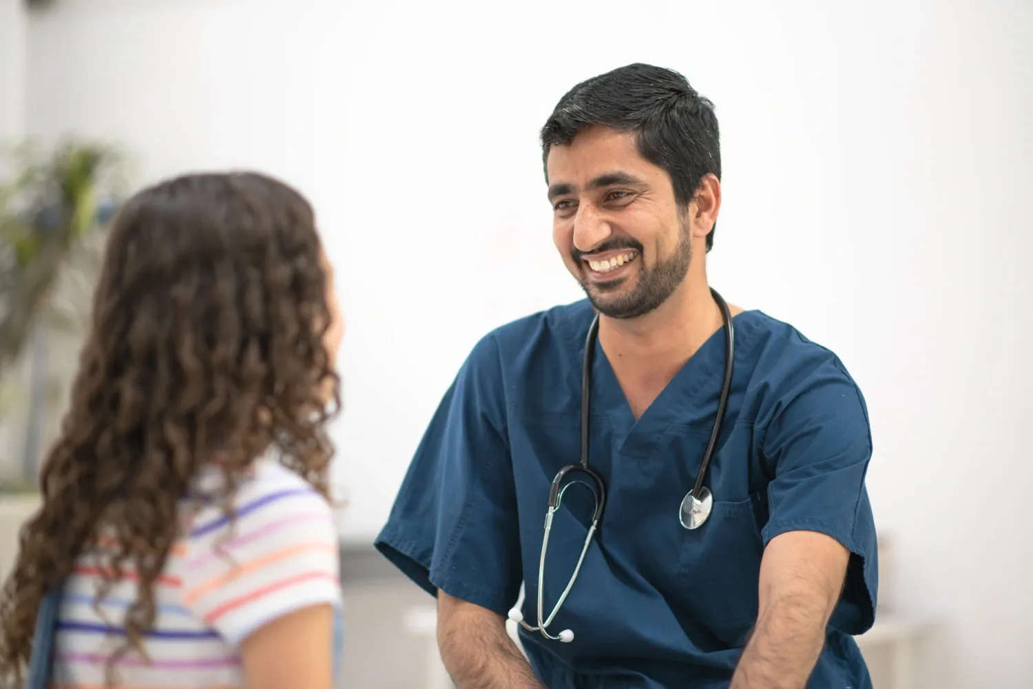 En sjuksköterska med en patient.