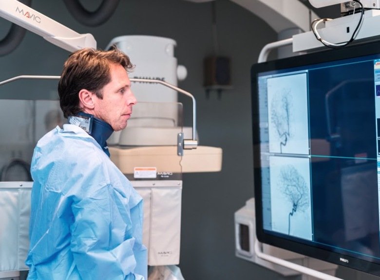 Picture of Staffan Holmin looking at xray pictures.