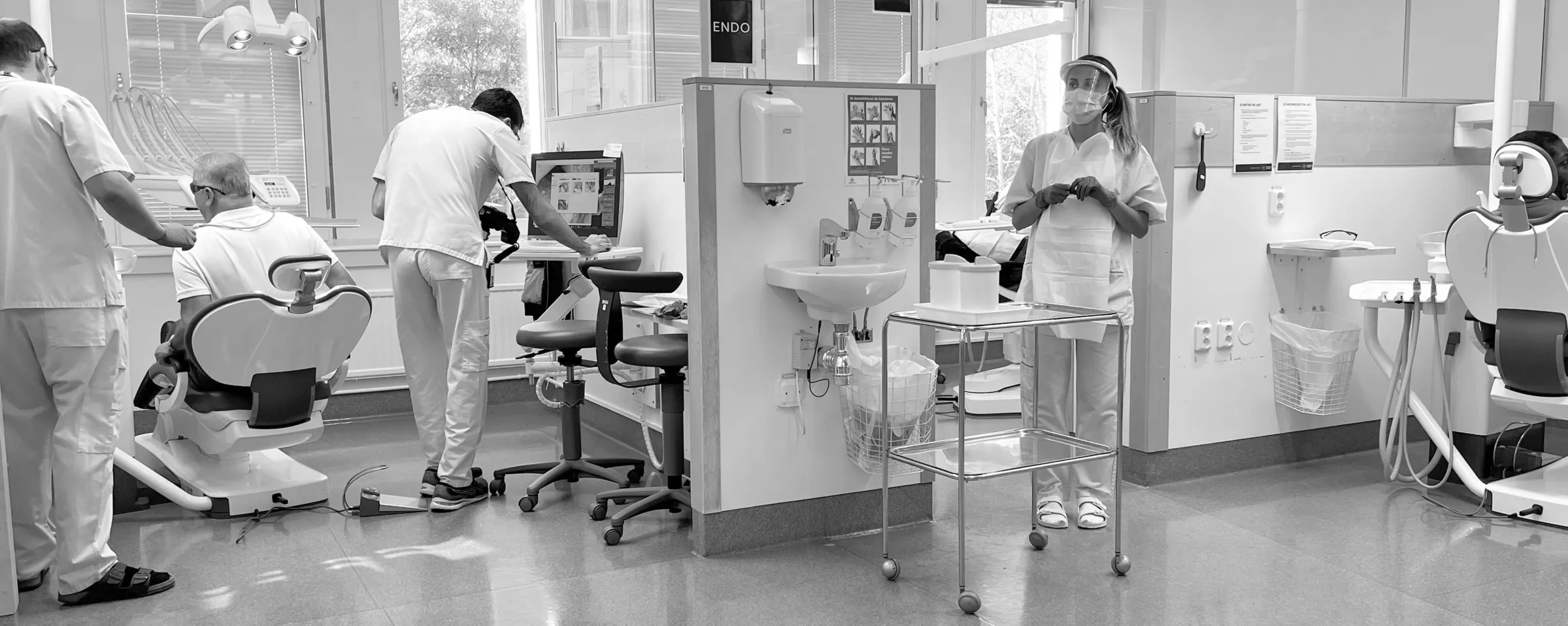 tandläkarstolar med patienter, studenter och handledare