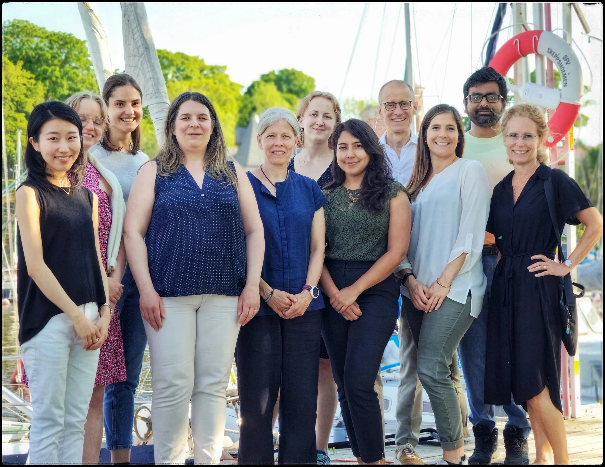 Gruppbild på tio personer utomhus.