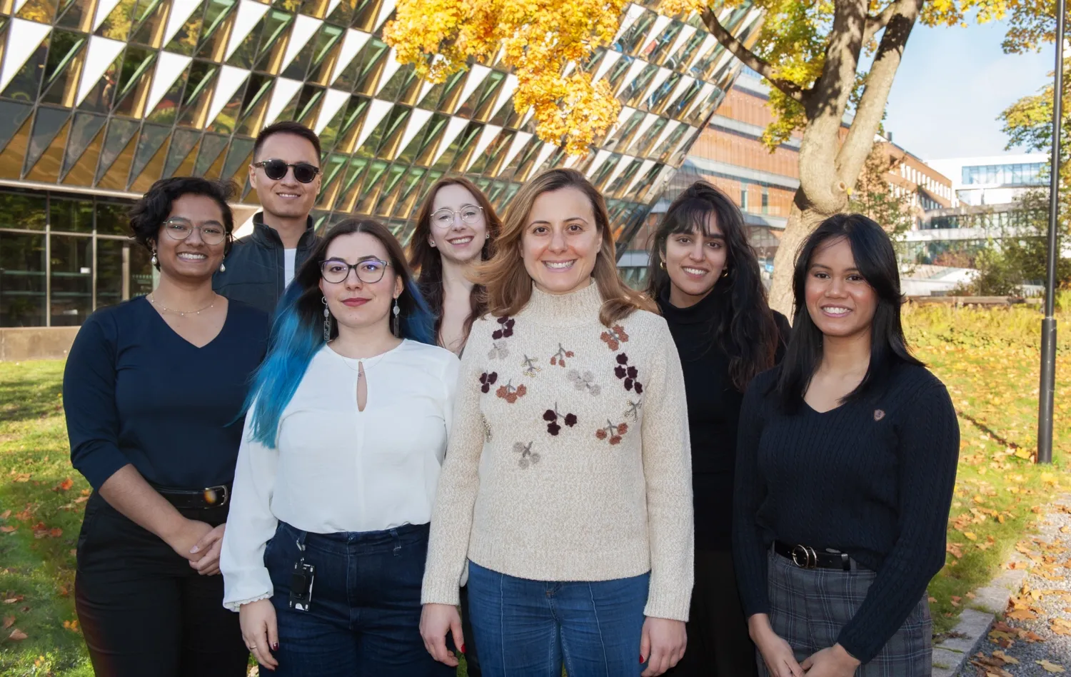 Six people standing outside smiling for the kamera.