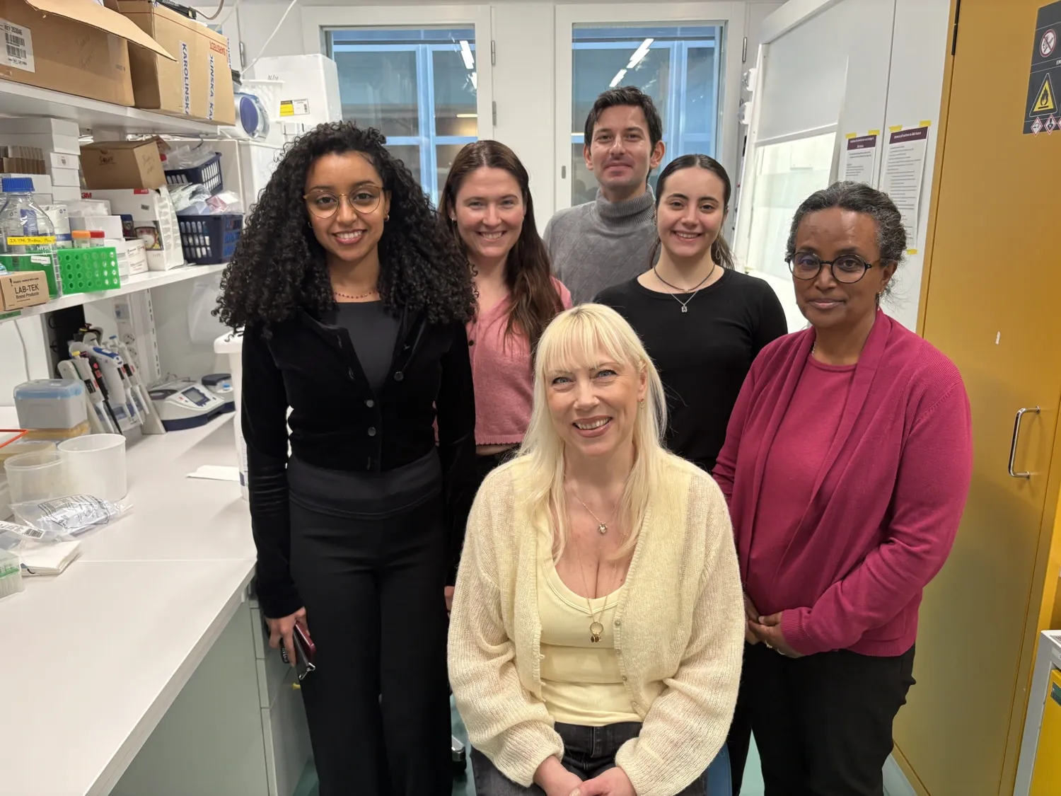 Group picture of six people in a labb.