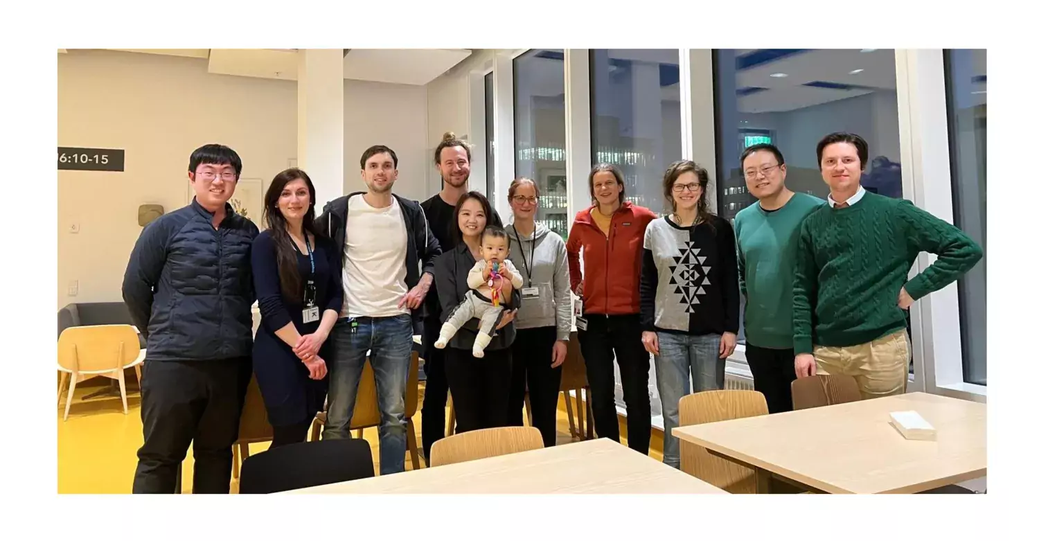 The members of Susanne Schlisios group is lined up in the kitchen in BioClinicum.