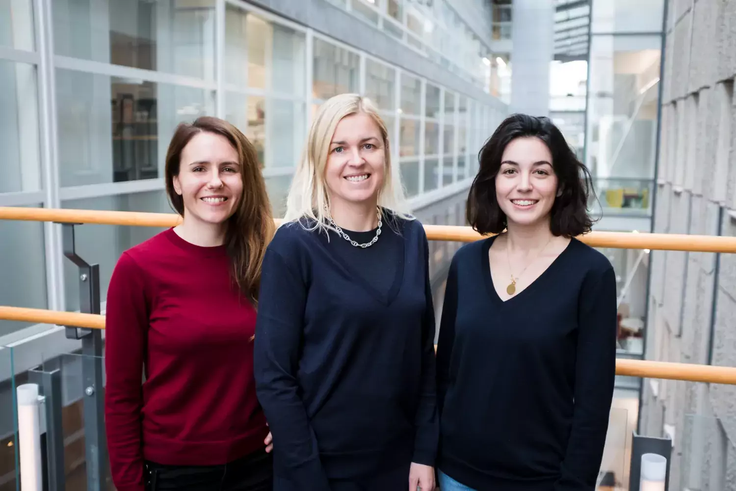 En gruppbild på tre kvinnor som står bredvid varandra.
