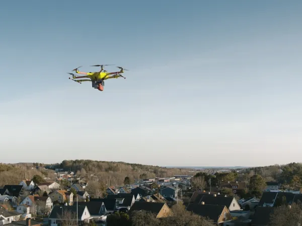 Drönare utrustad med hjärtstartare och kamera.