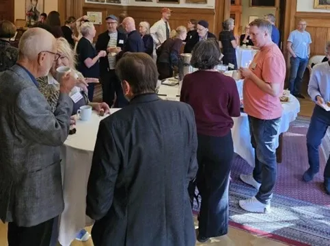 Konferensdeltagare som utbyter erfarenheter.