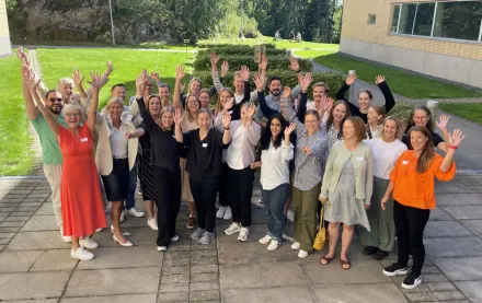 Alla, både handledare och doktorander, från Forskarskolan i Hälsovetenskap 2023 står i grupp utanför ANA23