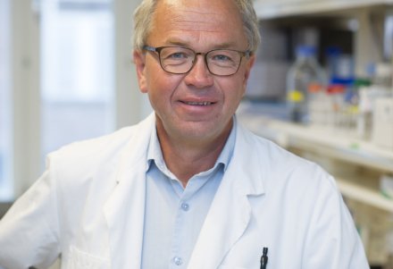 Porträtt av Per Kogner i labbmiljö.