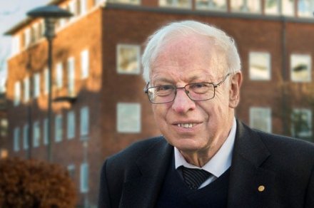 Nobel laureate Tomas Lindahl arrives to KI in December 2015.