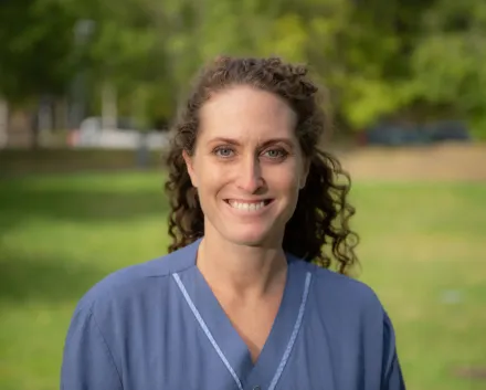 Porträtt av kvinna i blå läkarrock.