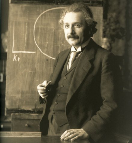 Albert Einstein i halvbild.