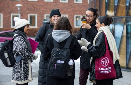 Studenter utomhus på campus Solna. || Studenter utomhus på campus Solna.