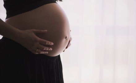 Bild av en naken gravid mage.